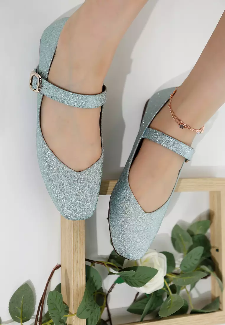 Balerina Gesper Pin Berkilau dalam Warna Baby Blue