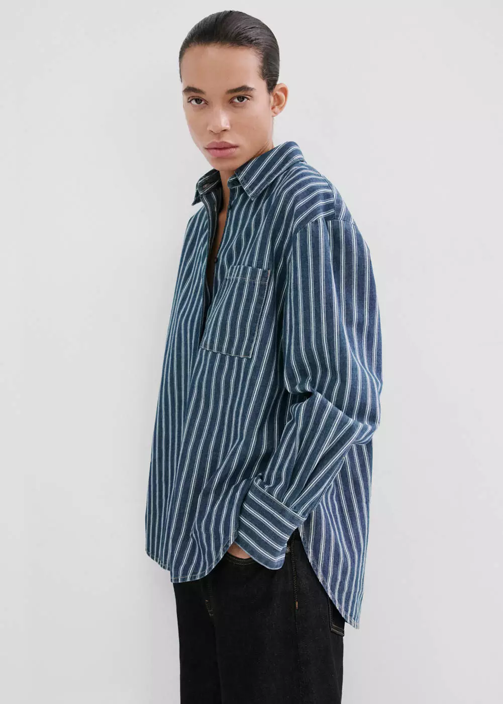 Kemeja denim motif salur