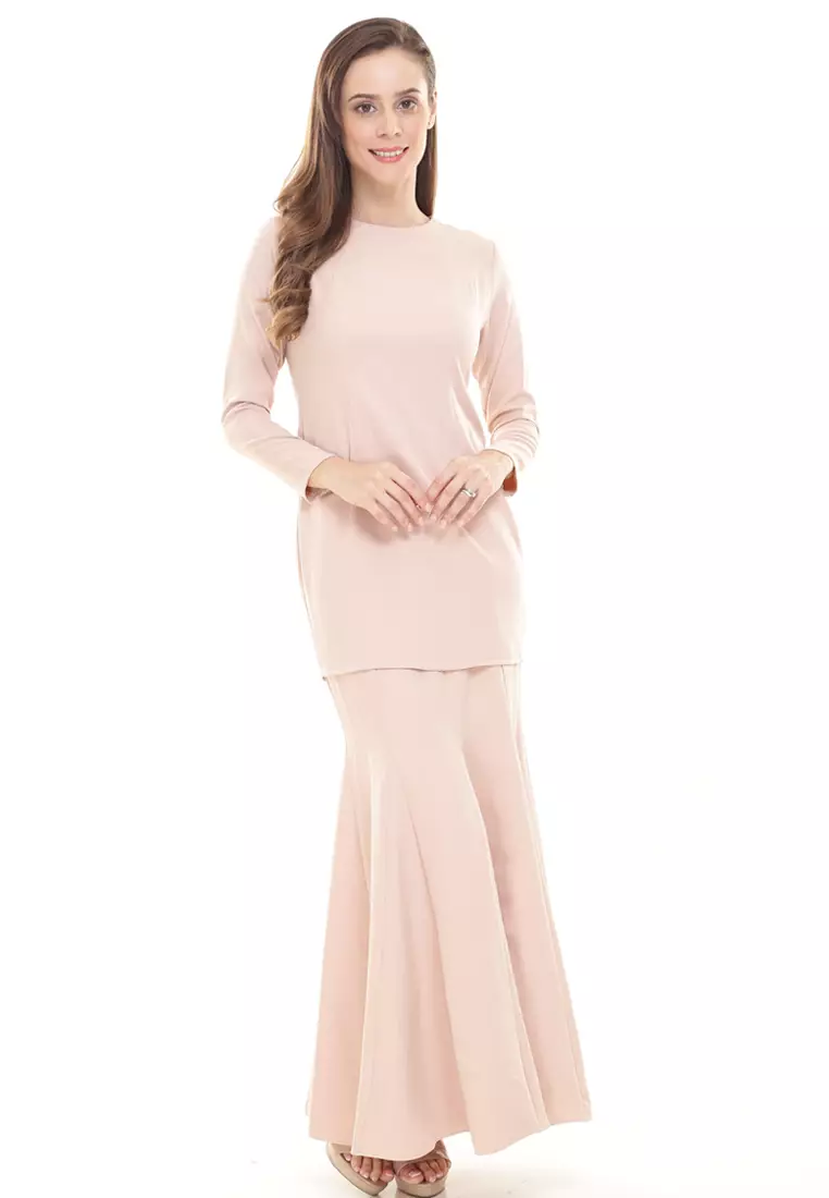 Rina Kurung in Nude