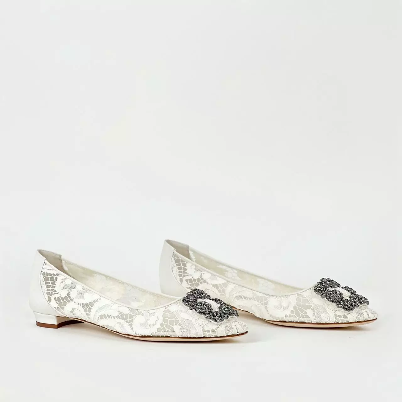 Jual Manolo Blahnik Manolo Blahnik Hangisi Flat Lace FMC Crystal Buckle