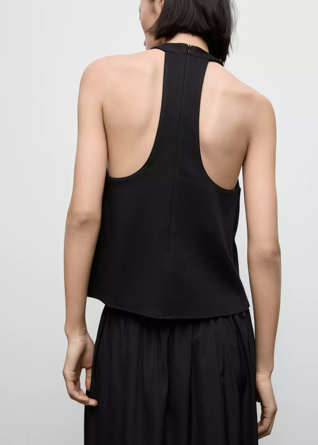 Atasan halter dengan low-cut back