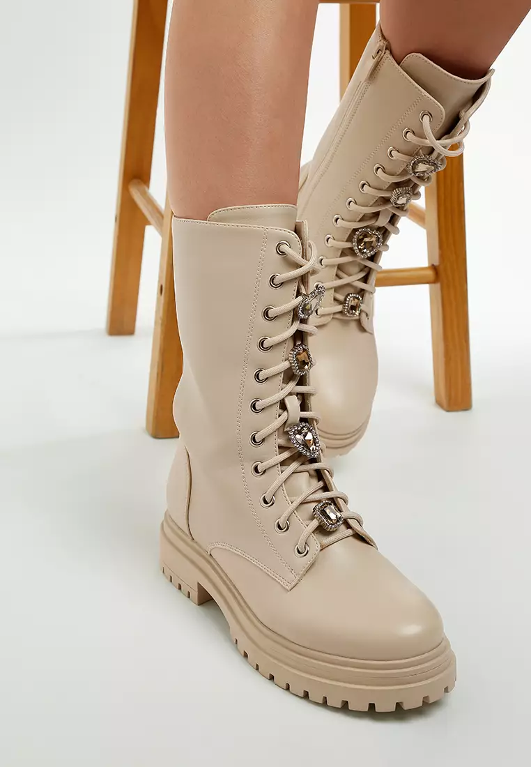 Sepatu bot tebal berhiaskan berlian imitasi warna krem