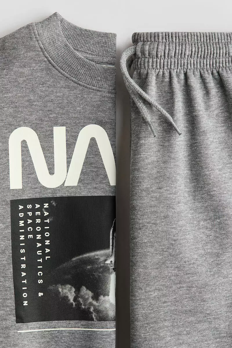 2-piece sweatshirt and joggers set