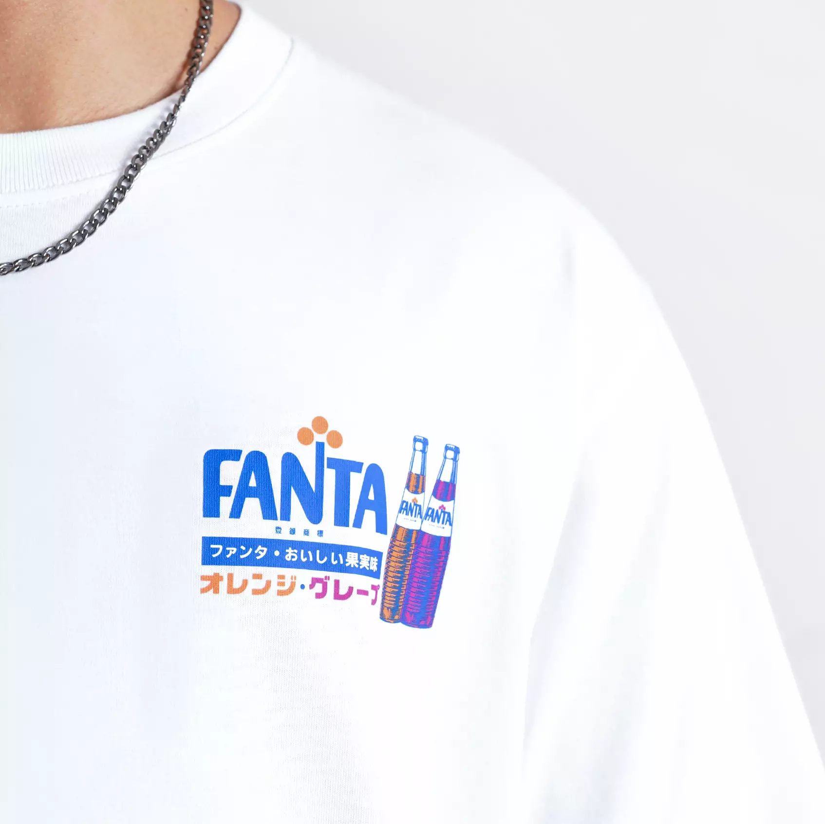 CELCIUS FANTA Fanta Bottle Pour White T-Shirt LIN001425C Putih