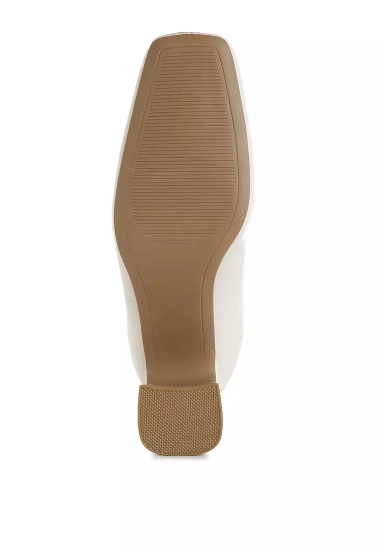 Sepatu bot ujung persegi paten dengan warna putih pucat