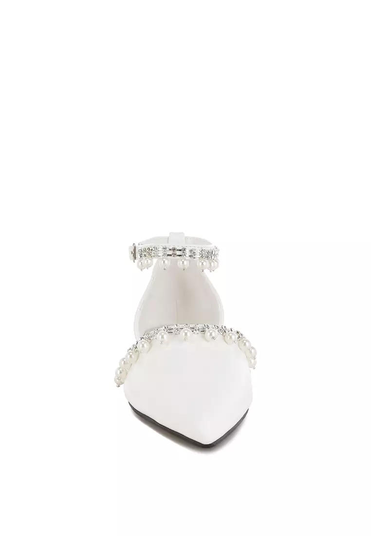 Sandal datar bertali pergelangan kaki dengan berlian imitasi dan mutiara putih