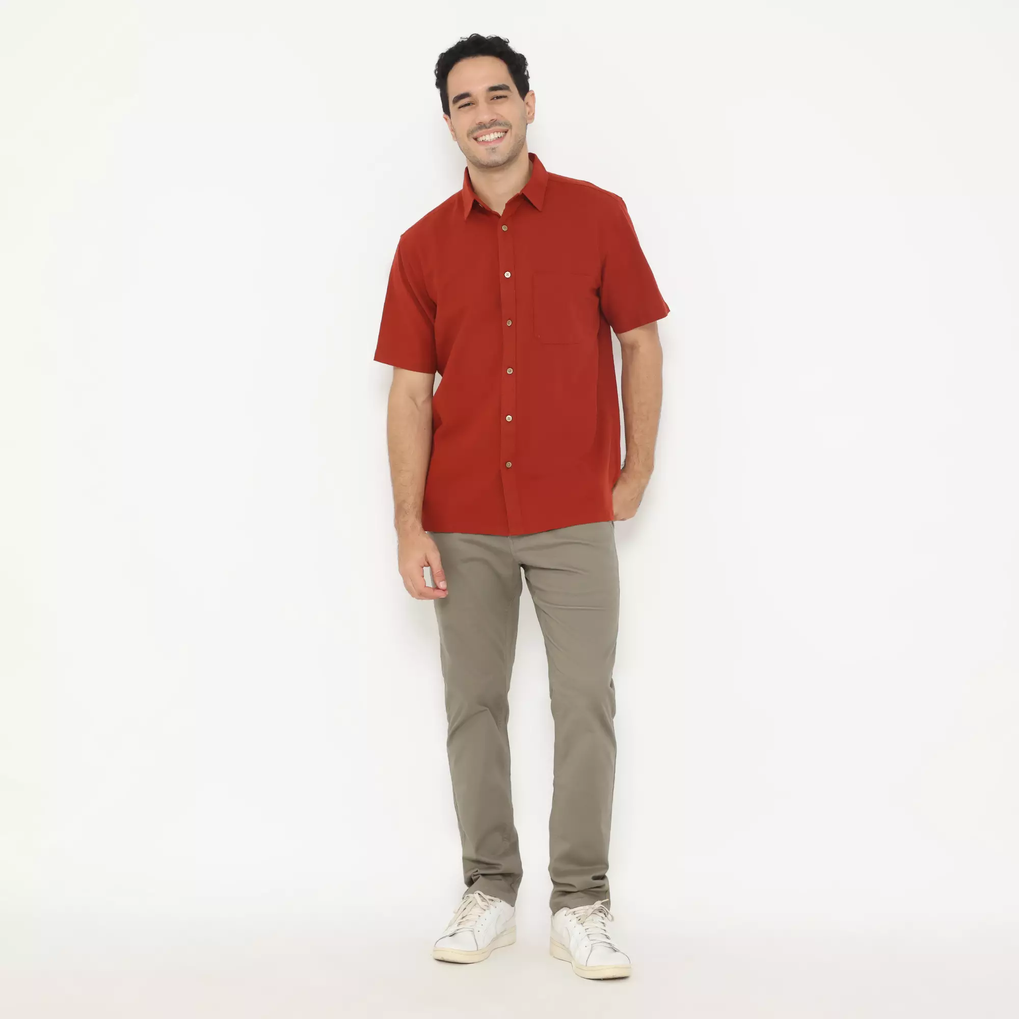 Men & Clo x PLATINI | Kemeja Pria Basic Polos Lengan Pendek Katun Red Clay 1090 