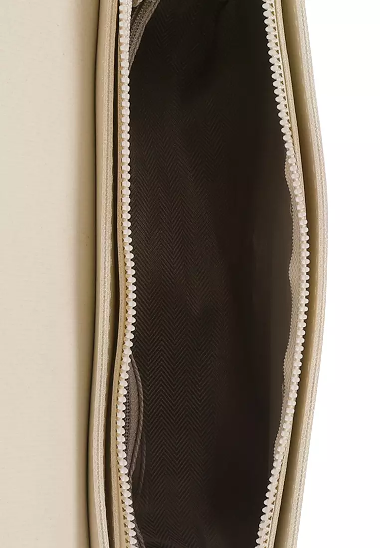 Tas Flap Yang Tidak Biasa Dalam Warna Krem