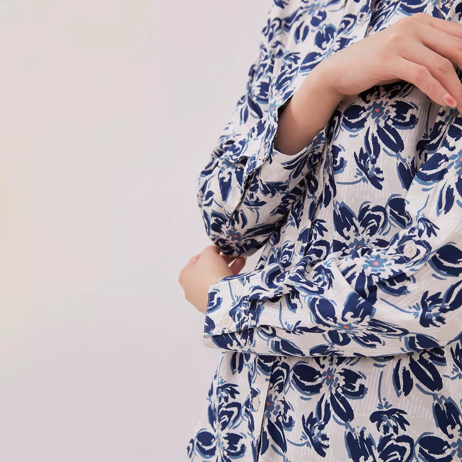 DUST Kemeja Flower Aster Navy ECOVERO™️(D.116464)