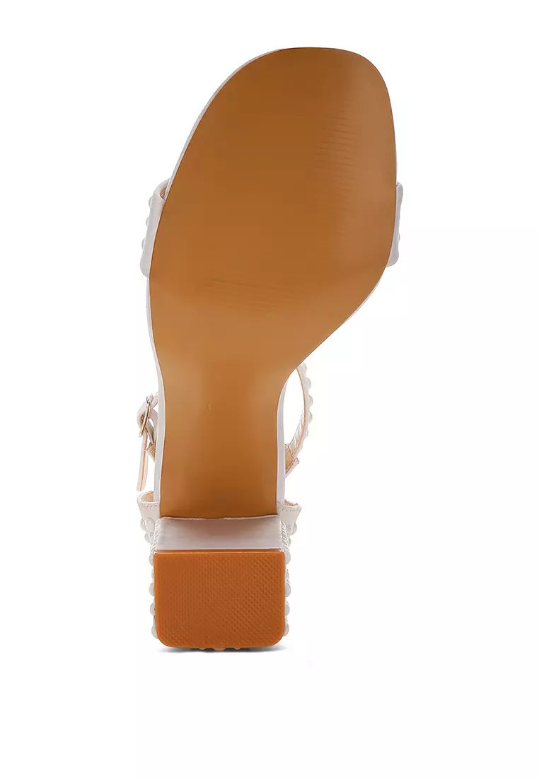 Sandal Satin Berhias Mutiara dalam Warna Off White