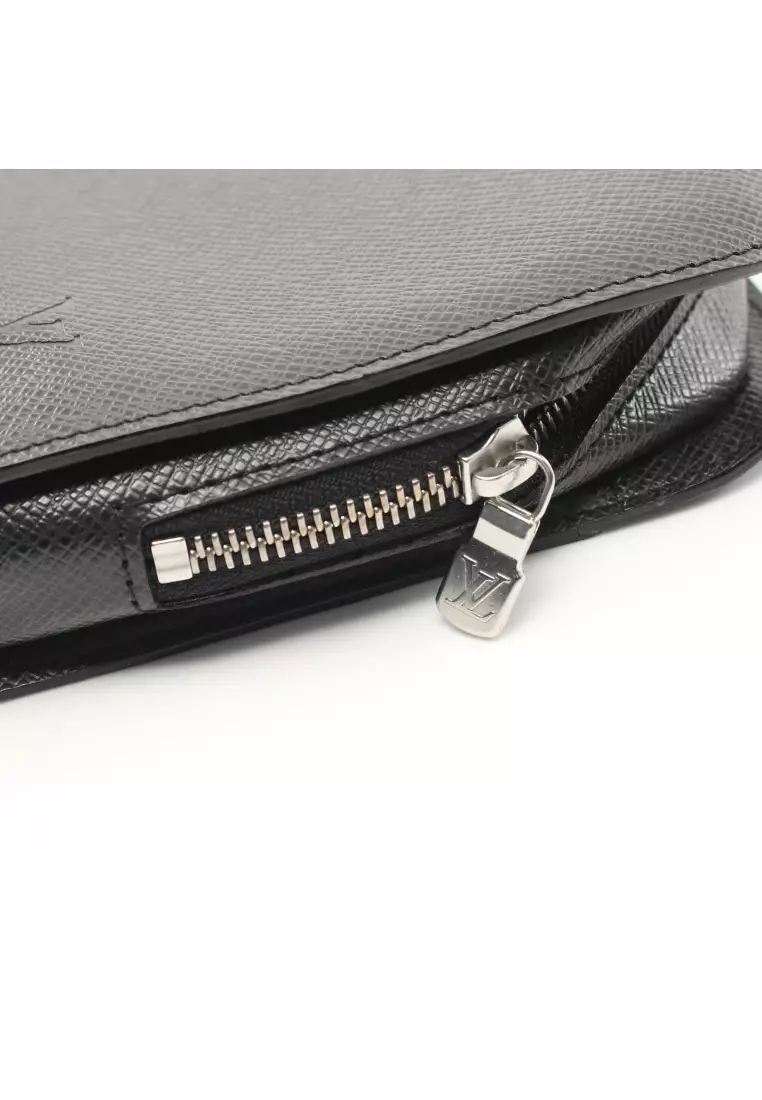 black louis vuitton clutch bag