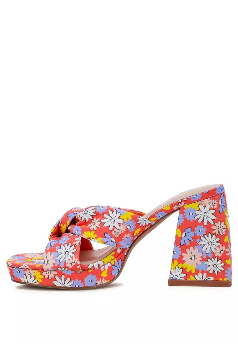 Sandal Tumit Blok Segitiga Bunga Merah