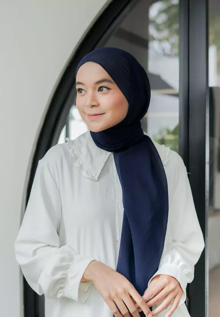 Pasmina Voal Gucci Jahit Tepi Navy