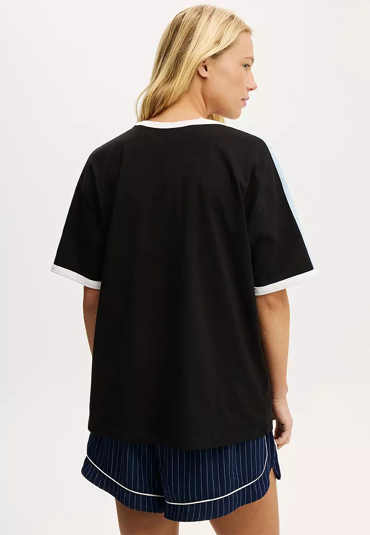 - adidas originals<br>- Didesain khusus untuk lifestyle<br>- Kaos detail Signature 3-striped dengan logo trefoil embroidery <br>- Kerah bulat<br>- loose fit<br>- Slip-on style<br>- Lengan pendek raglan<br>- Katun