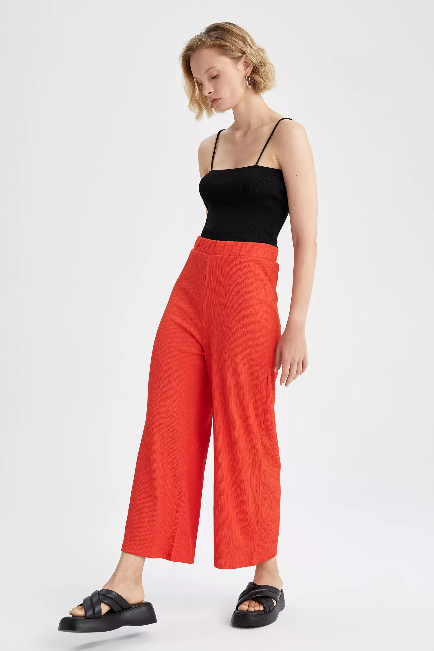 Red capri outlet trousers
