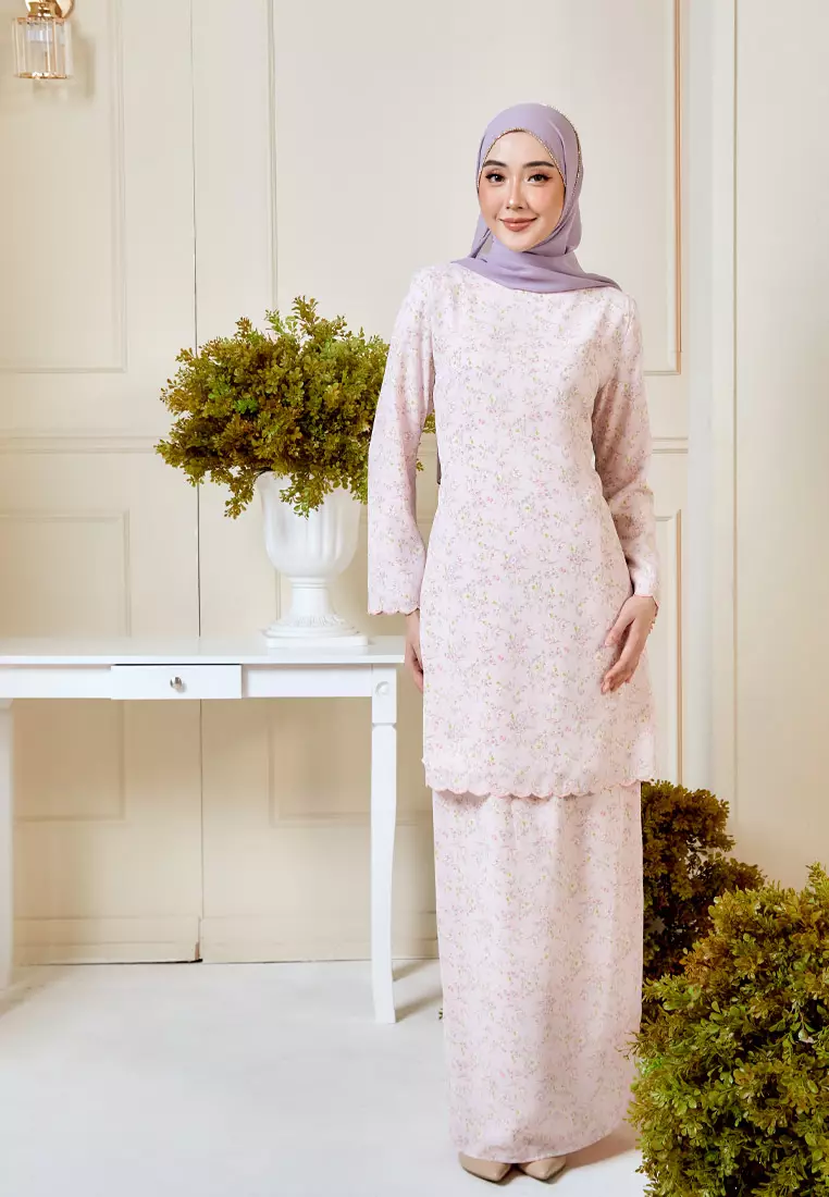 MEKAR Mix Blooms Floral Embroidery Kurung Modern Kipas Belakang in Pink