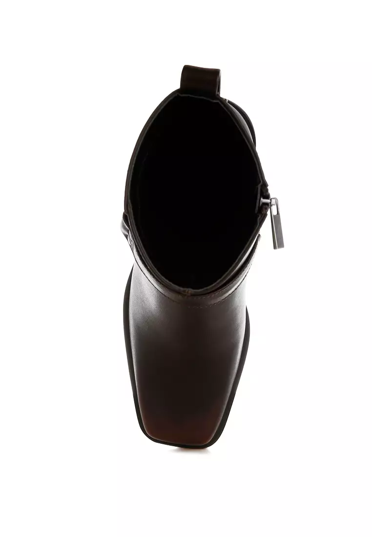 Sepatu bot dengan detail tali pengaman yang tinggi berwarna coklat