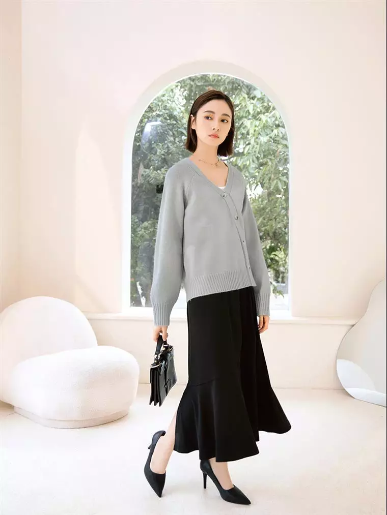 WS2023FEB192 (V neck Olive) main image 0
