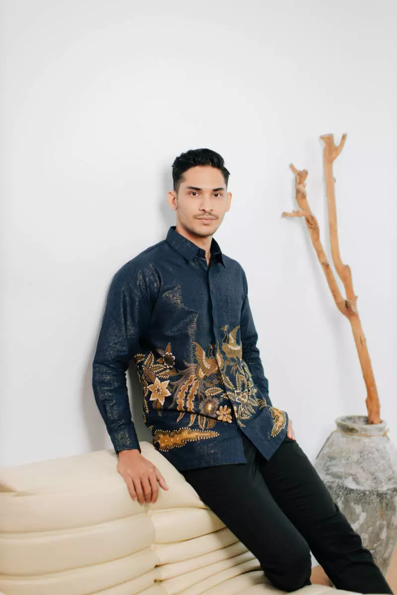 Kalyna Navy Kemeja Pria  Panjang Regular Fit Foil