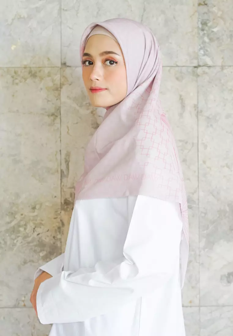 WK014 ES30A kerudung segi empat voal Iris Series nude pink