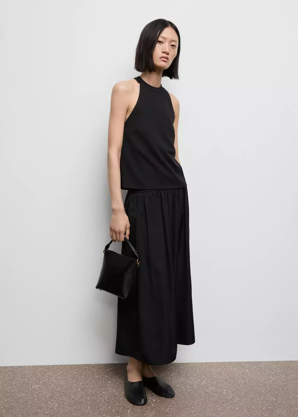 Atasan halter dengan low-cut back