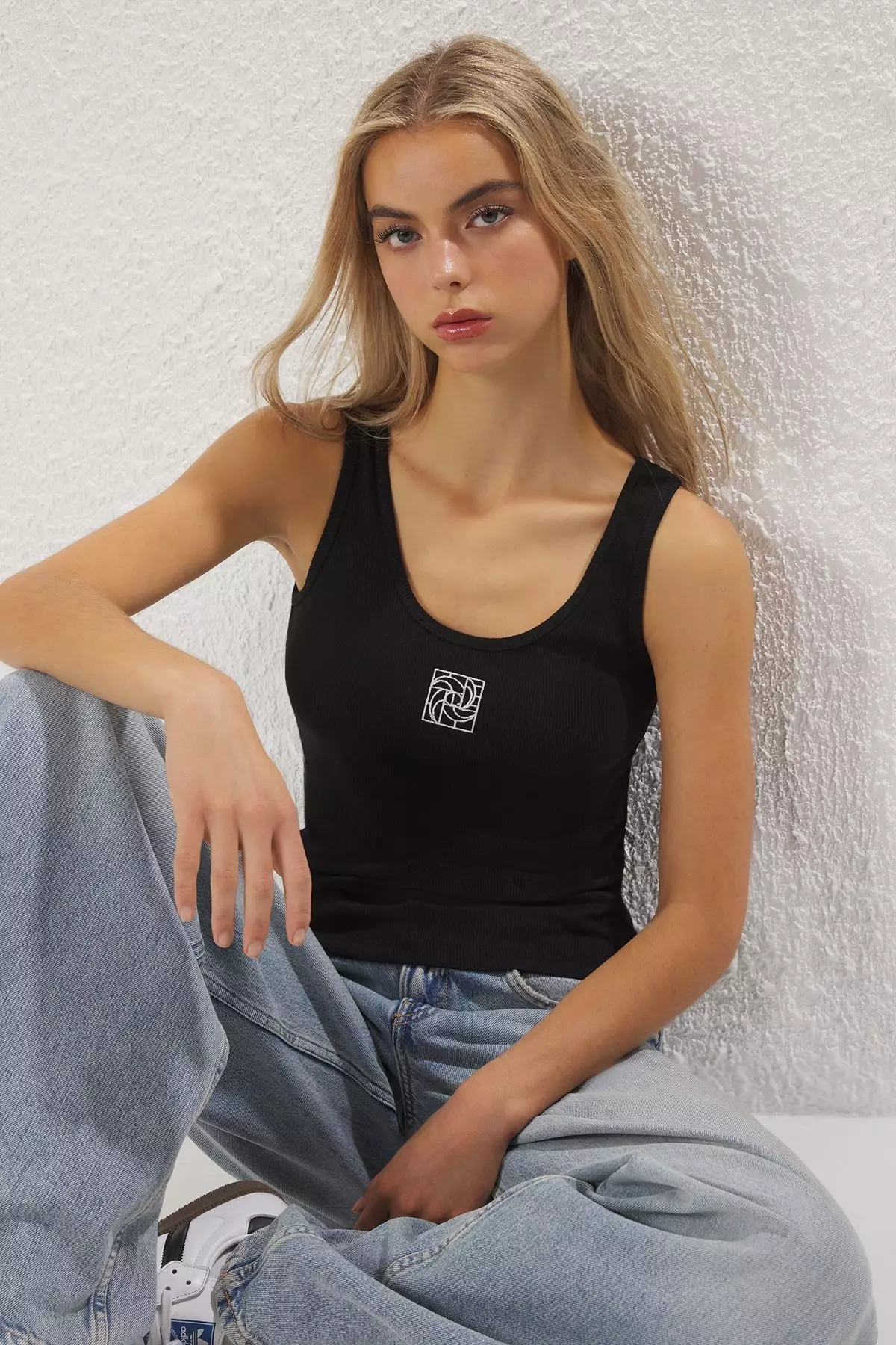Black Embroidered Fitted/Body-Sit Pool Neck Ribbed Flexible Knitted Undershirt Twoss22Al0042