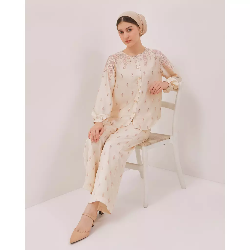 Urban Exchange Blouse Shula Beige - Atasan Blus Wanita Satin Cream Motif Prints