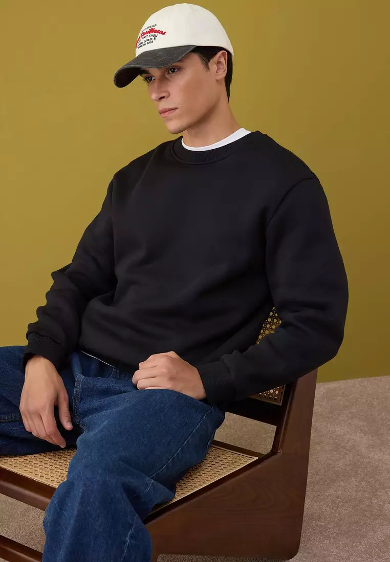 Black Regular Cut Crew Neck Thick/Inside Raised Sweatshirt
