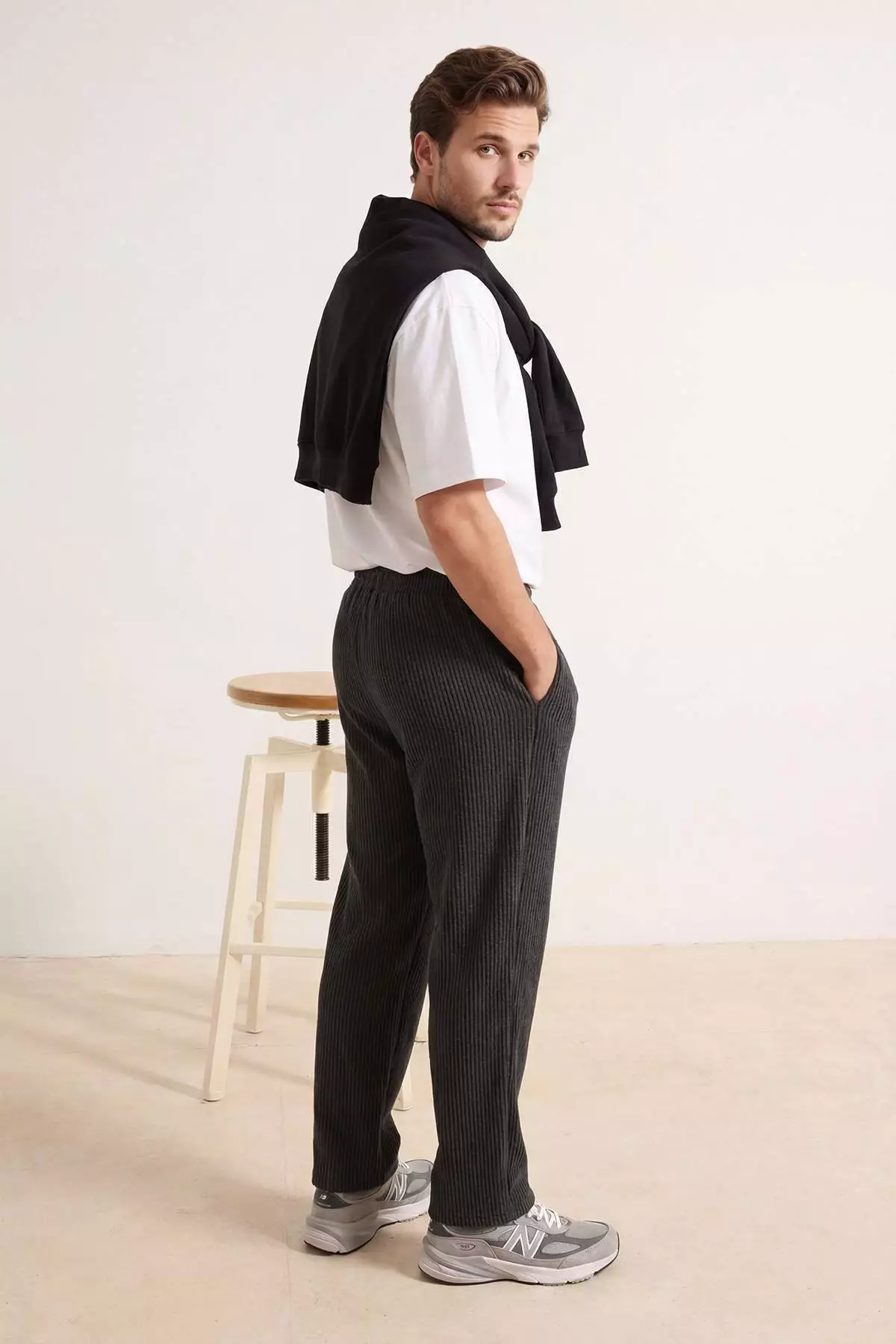Black Straight Cut Textured Open Leg Sweatpants Tmnss25Ea00008