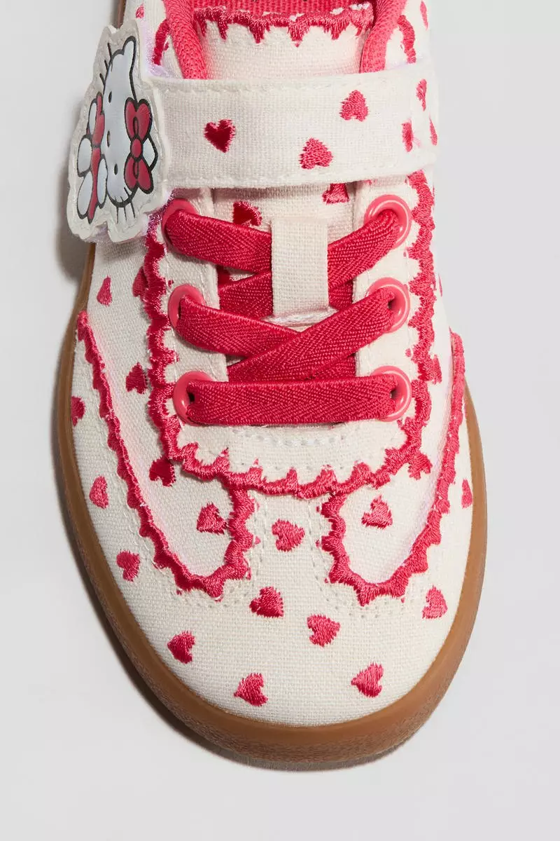 Motif-detail trainers
