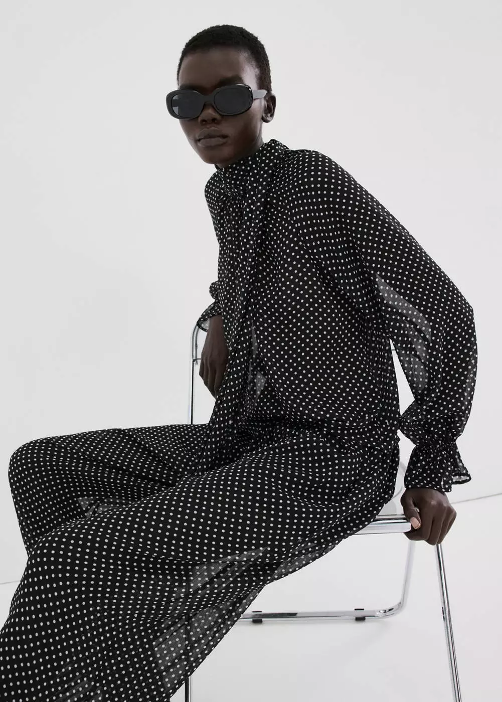 Blus polkadot leher tinggi