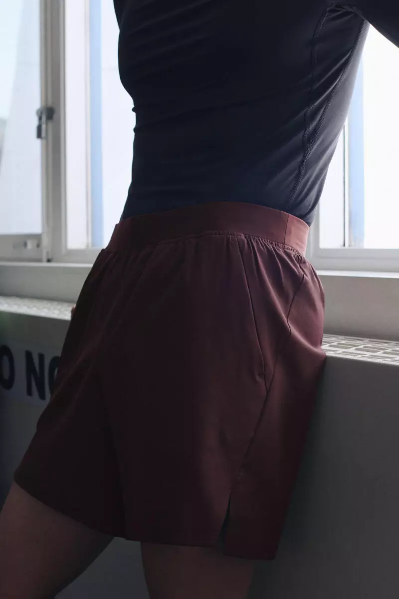 Mid-length sports shorts with DryMove™