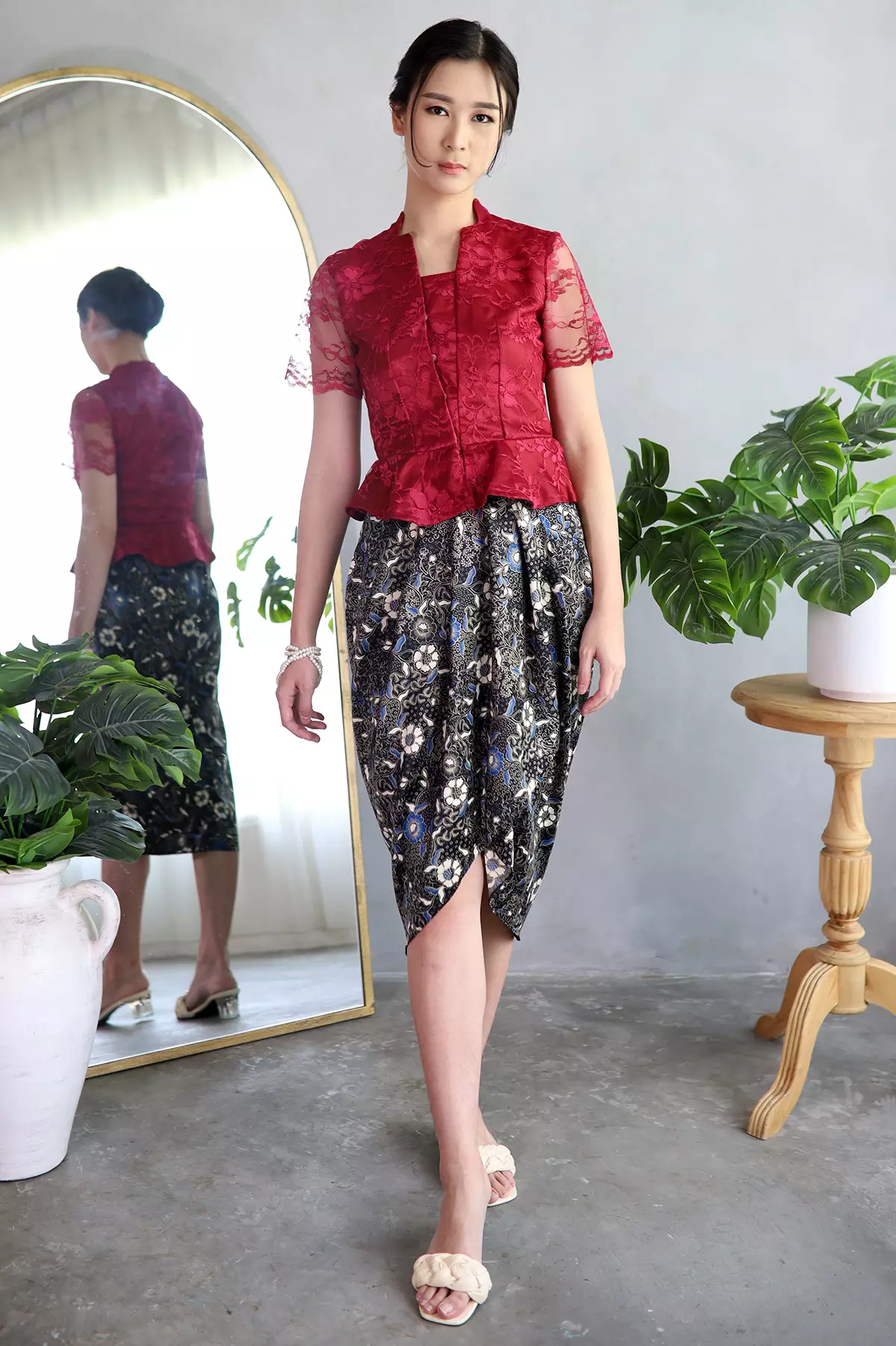 Adelaide Sekar Setaman Maroon